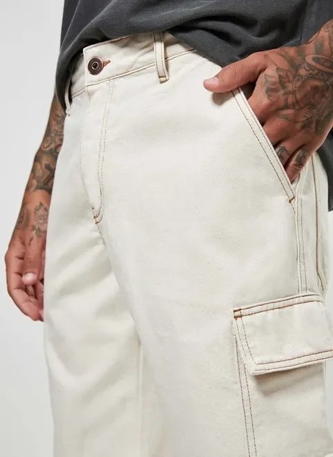 bermuda cargo em sarja off-white bermuda cargo em sarja off-white