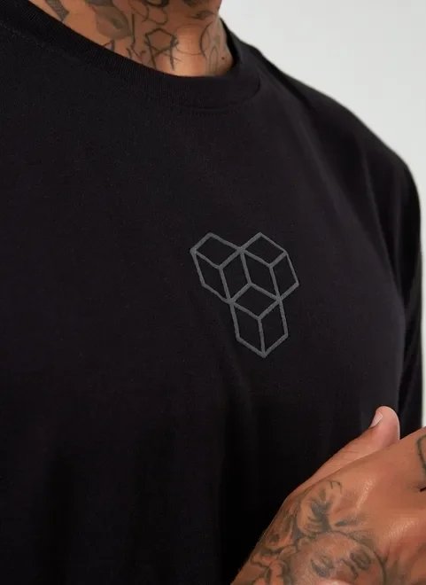 camiseta preta estampa de cubos camiseta preta estampa de cubos