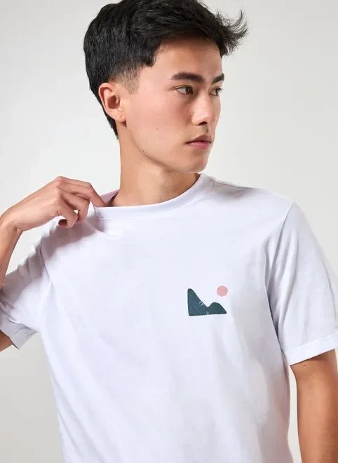 camiseta branca estampa nas costas camiseta branca estampa nas costas