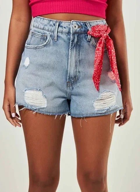 short jeans desfiado com faixa vermelha short jeans desfiado com faixa vermelha