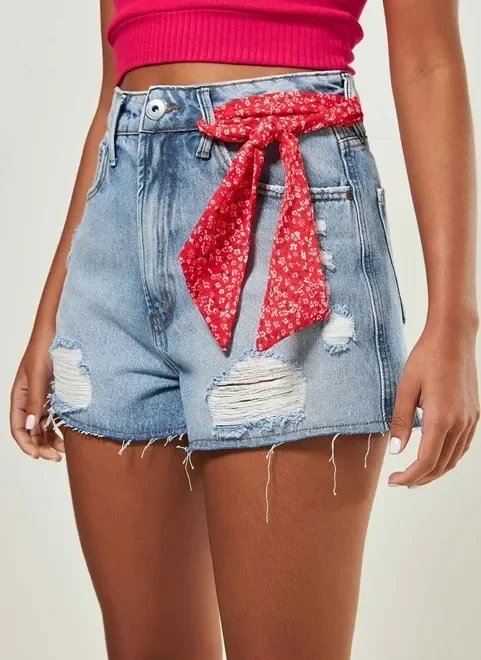 short jeans desfiado com faixa vermelha short jeans desfiado com faixa vermelha