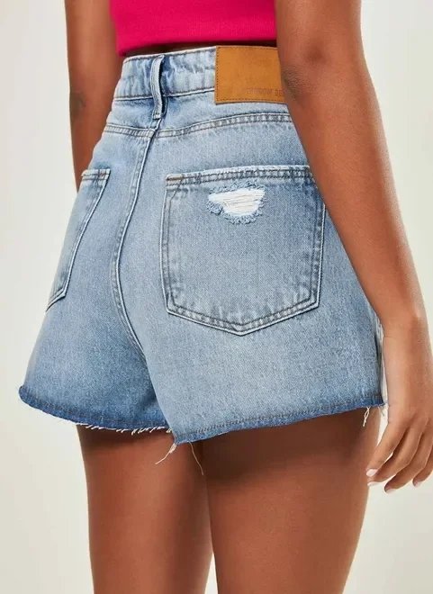 short jeans desfiado com faixa vermelha short jeans desfiado com faixa vermelha