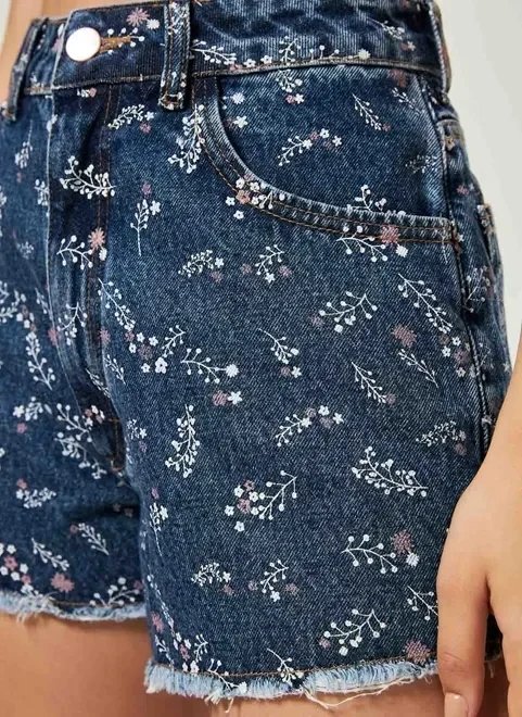 short jeans escuro com florzinhas short jeans escuro com florzinhas