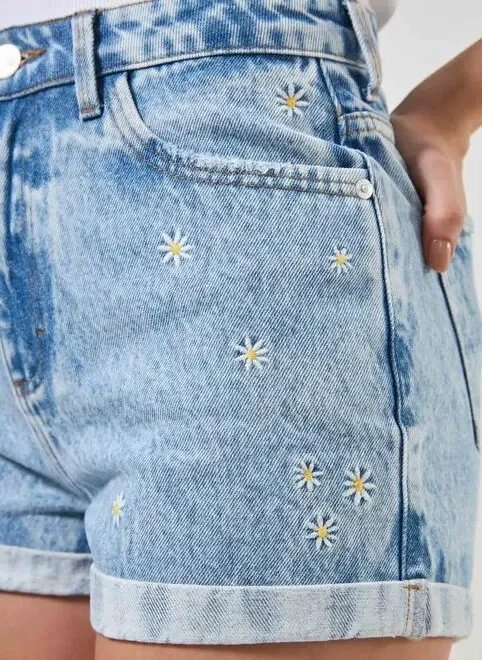 short mom jeans margaridas bordadas short mom jeans margaridas bordadas