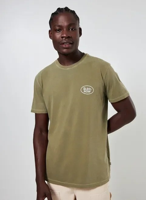 camiseta verde estonada frase be here camiseta verde estonada frase be here