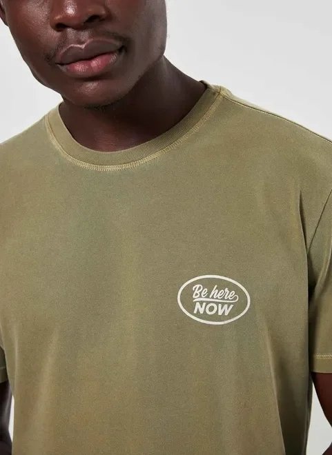 camiseta verde estonada frase be here camiseta verde estonada frase be here