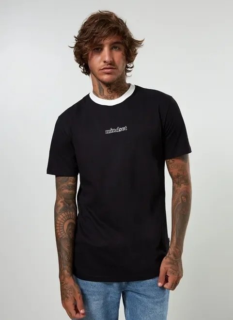 camiseta preta com detalhes em branco camiseta preta com detalhes em branco
