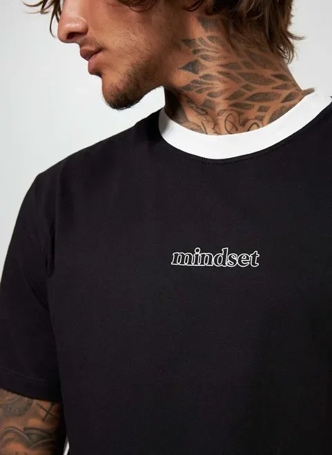camiseta preta com detalhes em branco camiseta preta com detalhes em branco