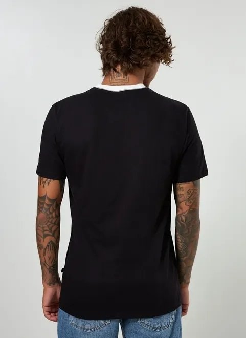 camiseta preta com detalhes em branco camiseta preta com detalhes em branco