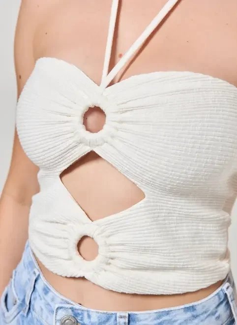 cropped off-white com aberturas e amarrações cropped off-white com aberturas e amarrações