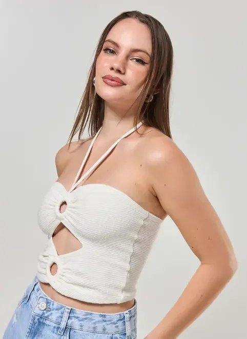 cropped off-white com aberturas e amarrações cropped off-white com aberturas e amarrações