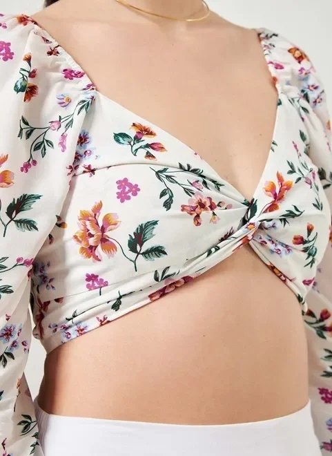 cropped manga longa off-white floral cropped manga longa off-white floral