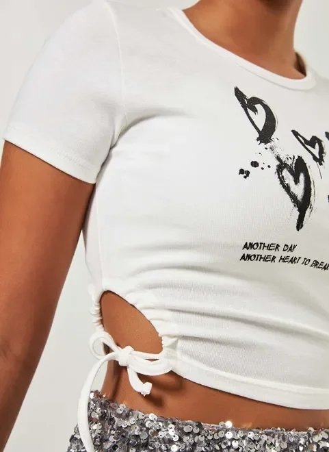 blusa cropped com corações e amarrações blusa cropped com corações e amarrações