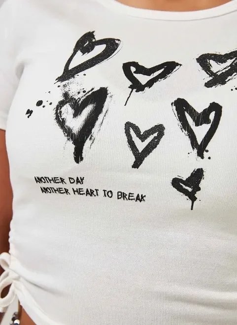 blusa cropped com corações e amarrações blusa cropped com corações e amarrações