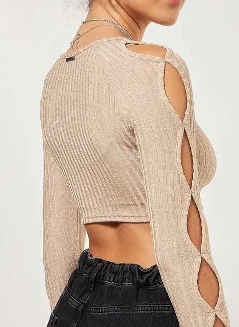 cropped com brilho e aberturas na manga cropped com brilho e aberturas na manga