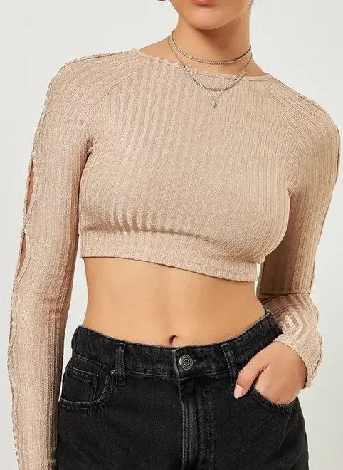 cropped com brilho e aberturas na manga cropped com brilho e aberturas na manga