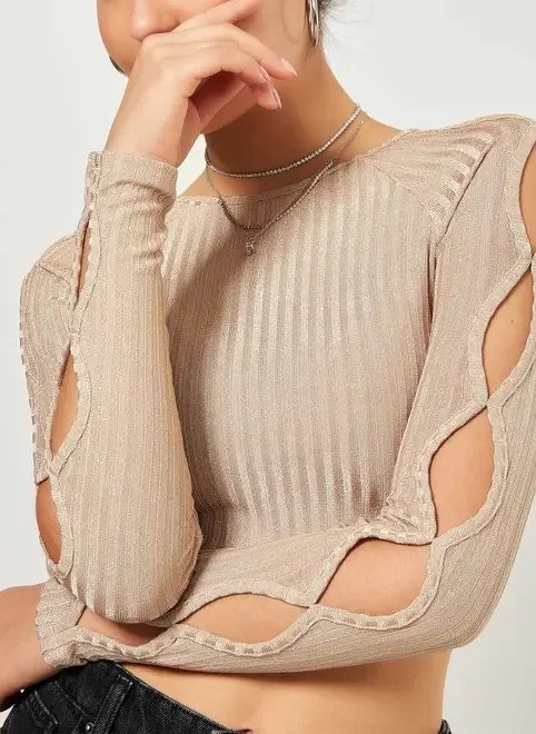 cropped com brilho e aberturas na manga cropped com brilho e aberturas na manga