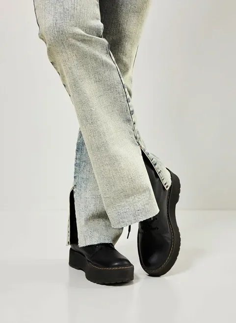 calça jeans flare com fendas calça jeans flare com fendas