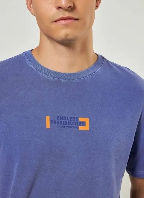 camiseta estonada azul com escrito camiseta estonada azul com escrito