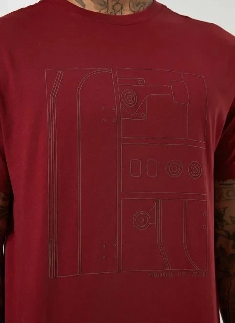 camiseta alongada vinho com estampa camiseta alongada vinho com estampa