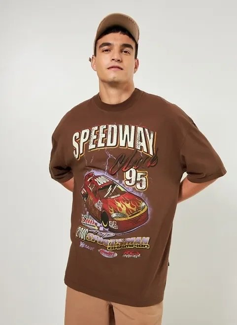 camiseta oversized marrom estampa racing camiseta oversized marrom estampa racing
