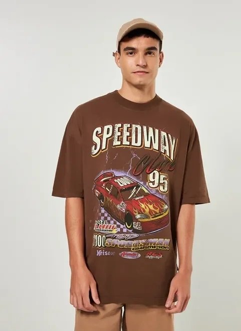 camiseta oversized marrom estampa racing camiseta oversized marrom estampa racing
