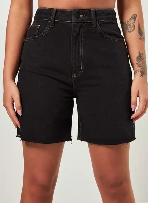 bermuda em sarja preta com rasgo bermuda em sarja preta com rasgo