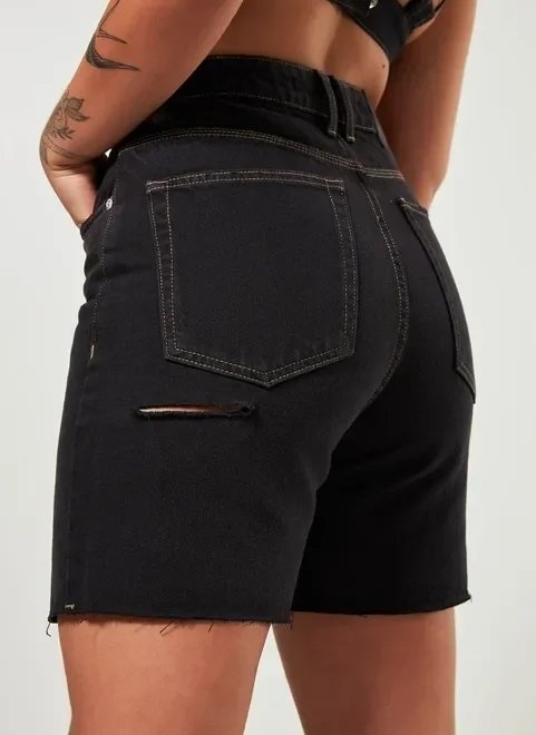 bermuda em sarja preta com rasgo bermuda em sarja preta com rasgo