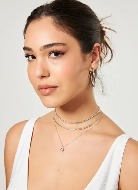 colares e chokers com strass e coração colares e chokers com strass e coração