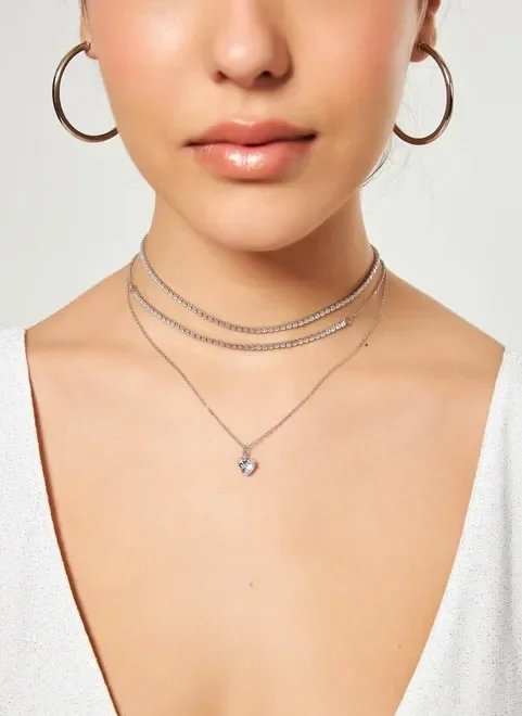 colares e chokers com strass e coração colares e chokers com strass e coração