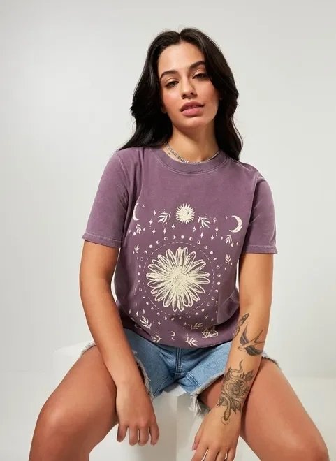 camiseta roxa com estampa mística camiseta roxa com estampa mística