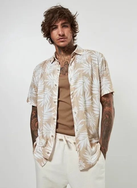 camisa manga curta estampa folhagens camisa manga curta estampa folhagens