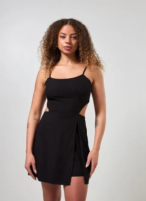 vestido macaquinho curto com fenda vestido macaquinho curto com fenda