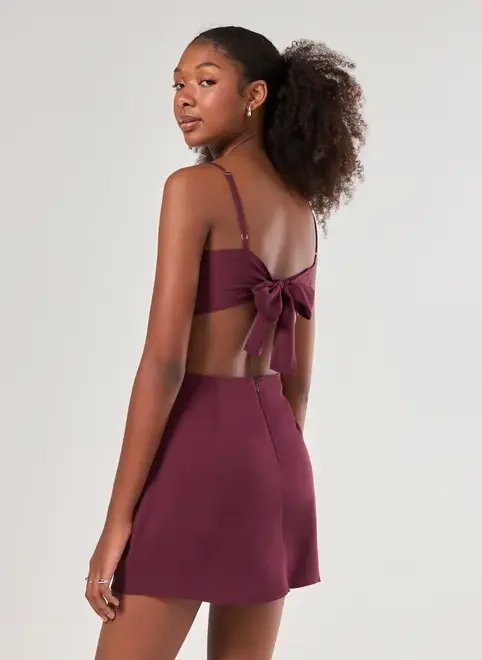 vestido macaquinho curto com fenda vestido macaquinho curto com fenda