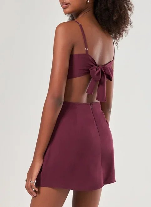vestido macaquinho curto com fenda vestido macaquinho curto com fenda