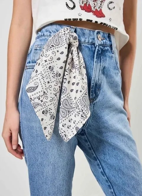 calça mom jeans com elástico e bandana calça mom jeans com elástico e bandana