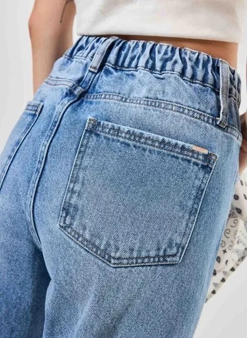 calça mom jeans com elástico e bandana calça mom jeans com elástico e bandana