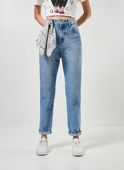 calça mom jeans com elástico e bandana calça mom jeans com elástico e bandana