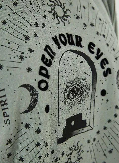 camiseta cropped estonada mística com veludo camiseta cropped estonada mística com veludo