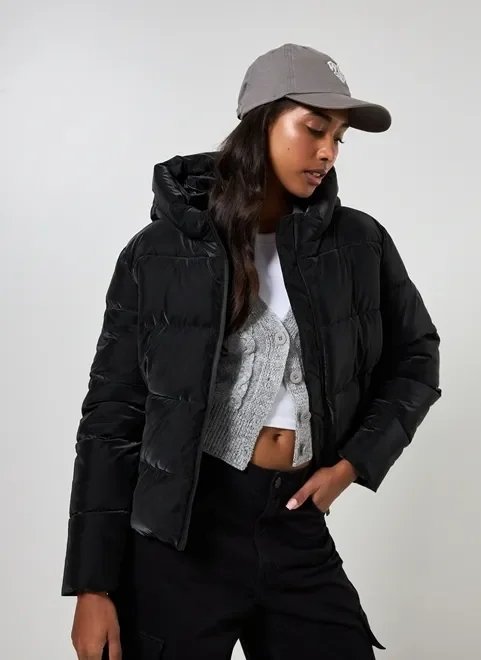 jaqueta puffer preta com capuz jaqueta puffer preta com capuz