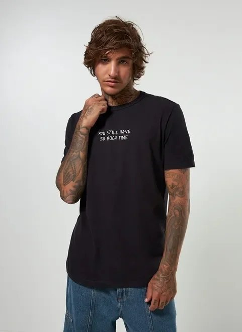 camiseta preta com escrito frente e costas camiseta preta com escrito frente e costas