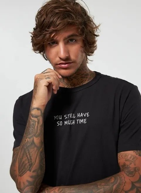 camiseta preta com escrito frente e costas camiseta preta com escrito frente e costas