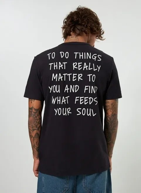 camiseta preta com escrito frente e costas camiseta preta com escrito frente e costas