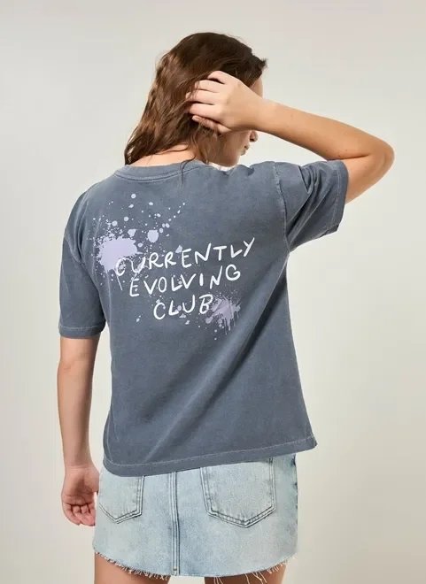 camiseta estonada escrito e respingos camiseta estonada escrito e respingos