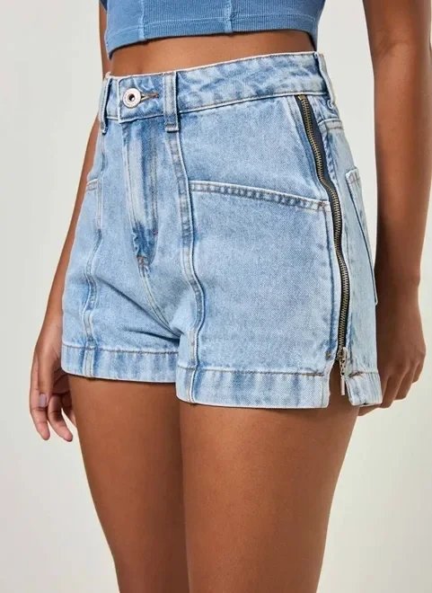 short jeans claro com zíper lateral short jeans claro com zíper lateral