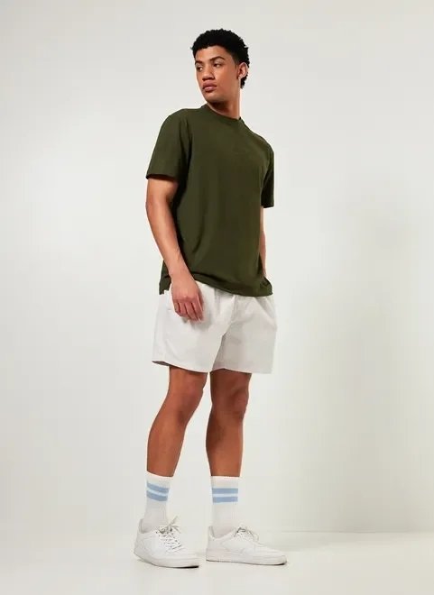 camiseta verde militar com escrito bordado camiseta verde militar com escrito bordado