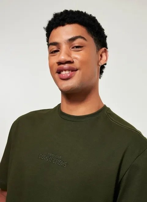 camiseta verde militar com escrito bordado camiseta verde militar com escrito bordado