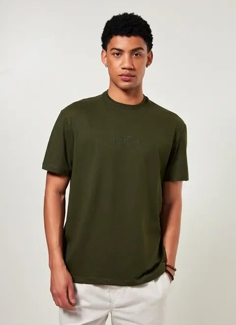 camiseta verde militar com escrito bordado camiseta verde militar com escrito bordado