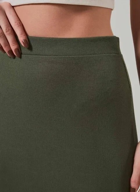 saia midi em malha canelada com fenda saia midi em malha canelada com fenda