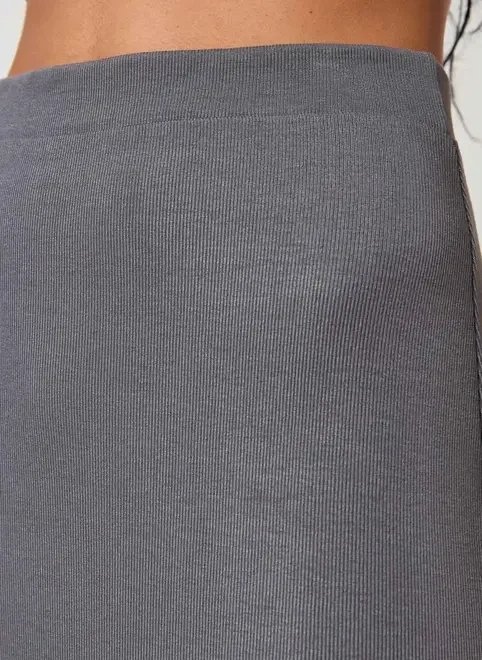 saia midi em malha canelada com fenda saia midi em malha canelada com fenda